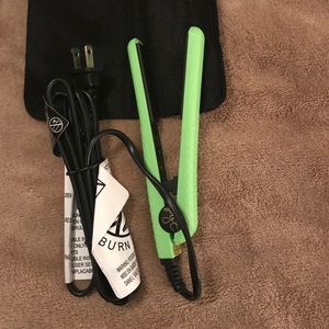 PYT mini hair straightener